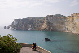 Paar auf Vespa am Aussichtspunkt mit Blick auf Bucht und Steilküste von Ponza, Pontinische Inseln, Italien, Europa