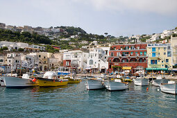 Fischerboote an der Marina Grande auf der Insel Capri, Kampanien, Italien, Europa