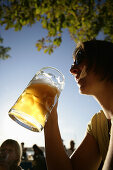 Frau mittleren Alters trinkt Bier, Biergarten vom Restaurant Woerl, Wörthsee, Bayern, Deutschland, MR