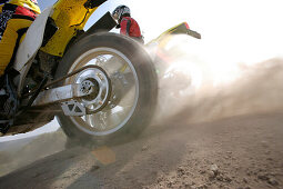 Mann, Teilnehmer, auf Motocross Motorrad, Trainingsgeländse Suzuki Offroad Camp, Valencia, Spanien