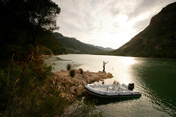 Mann beim Fischen, kleine Insel, Stausee, Valencia, Spanien