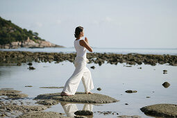 Frau am Meer beim Meditieren, Wellness, Gesundheit, Entspannung, Thailand
