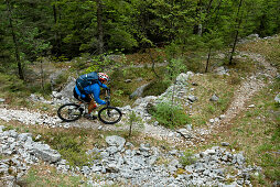 Mountainbiker fährt bergab, Nationalpark Triglav, Slowenien