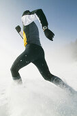 Mann joggt durch Schnee, Steiermark, Österreich