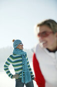 Zwei Frauen stehen im Schnee, Steiermark, Österreich
