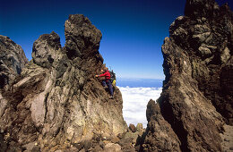 Bergsteiger klettert über erstarrte Lavazinnen, Nordinsel, Neuseeland