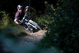 Junger Mann fährt Mountainbike, Oberammergau, Bayern, Deutschland