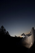 Mountainbiker in einer Wallride, Oberammergau, Bayern, Deutschland