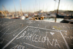 inschriften auf der Kaimauer am alten Hafen Port Vell, Barcelona, Katalanien, Spanien