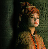 Yakan Braut mit traditionelle Schminke, Verzierung am Gesicht, und Turban, Basilan, Philippinen, Asien