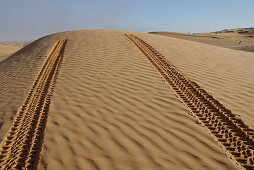 Auto Spuren im Sand, Offroad Sahara Reisen, 4x4 Wüsten Tour, Bebel Tembain, Sahara, Tunisien, Afrika, mr