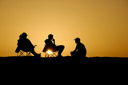 Drei Menschen beim Zelten in der Wüste, Bebel Tembain, Sahara, Tunesien, Afrika, mr