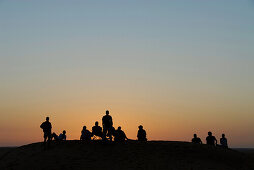Eine Gruppe von Menschen beim Zelten in der Wüste, Bebel Tembain, Sahara, Tunesien, Afrika, m