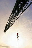 Person klettert an Abraumförderbrücke F 60, Besucherbergwerk, Lichterfeld, Brandenburg, Deutschland