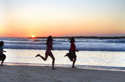 Kinder spielen im Sonnenuntergang am Mittelmeer, Tel Aviv, Israel
