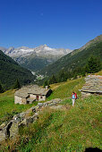 Junge Frau beim Wandern an der Alp Senevedo, Berninagruppe, Italien