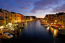 Canale Grande mit beleuchteten Häusern und Restaurants in der Abenddämmerung, Venedig, Venezien, Italien