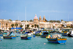 Boote im Hafen vor der Kirche von Marsaxlokk, Malta, Europa