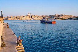 Angler, Uferpromenade von Sliema mit Blick auf Valletta, Malta