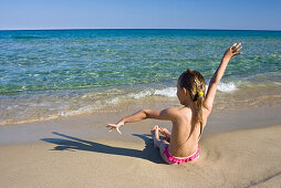 Kleines Mädchen spielt am Strand, Sardinien, Italien