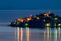 Primosten bei Nacht, Adriaküste, Kroatien