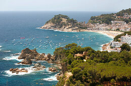 Boote in Bucht, Tossa del Mar, Costa Brava, Katalonien, Spanien