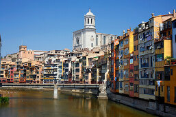 Gironas Kathedrale und bunte Häuser am Fluß Onyar, Girona, Katalonien, Spanien