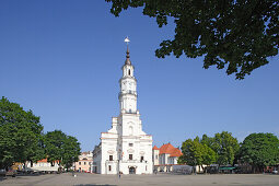 Kaunas: Rathausplatz und das Rathaus, auch weisser Schwan genannt, Litauen