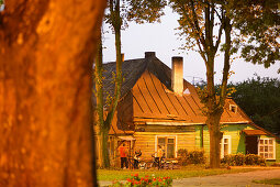 Wohnhäuser aus Holz in der Altstadt von Telsiai, Litauen