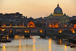 Engelsbrücke im Abendlicht mit Petersdom im Hintergrund, Rom, Latium, Italien