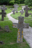 Kreuze auf dem Friedhof der Ruine des Brigittenklosters in Pirita in der Tallinner Bucht, Tallinn, Estland