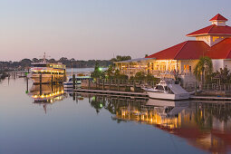 Das Restaurant Catches Waterfront Grille am Wasser im Licht der Abendsonne, Tampa Bay, Port Richey, Florida, USA