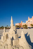 Eine Sandburg vor dem Don Cesar Hotel unter blauem Himmel, St. Petersburg Beach, Florida, USA