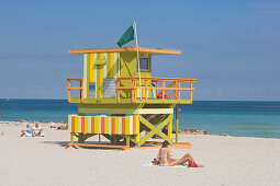 Rettungsschwimmerstation am Strand im Sonnenlicht, South Beach, Miami Beach, Florida, USA