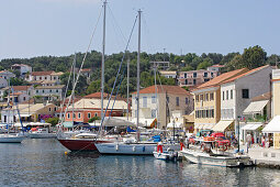 Boote liegen im Hafen von Gaios, Paxos, Ionische Inseln, Griechenland