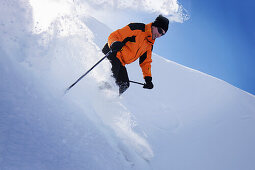 Skifahrer fährt im Tiefschnee, Skigebiet Sonnenkopf, Vorarlberg, Österreich