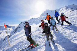 Kinder und Erwachsene fahren Ski, Skigebiet Sonnenkopf, Vorarlberg Österreich