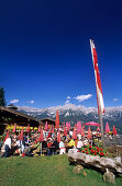 Wanderer auf der Terrasse der Rübezahlalm, Blick auf Wilder Kaiser, Hartkaser, Ellmau, Tirol, Österreich