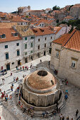 Blick von Stadtmauer auf Brunnen und Placa, Dubrovnik, Dalmatien, Kroatien, Europa