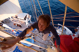 Mann klettert Mast hoch, Mastklettern an Bord von Großsegler Royal Clipper, nahe Kotor, Montenegro, Europa