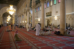 Muslimische Männer beim Gebet in der Umayyaden Moschee, Damaskus, Syrien, Naher Osten, Asien