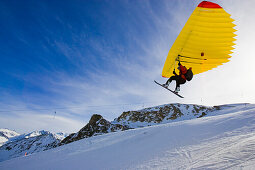 Snowboarder mit einem Woody-Jump, Grimentz, Wallis, Schweiz