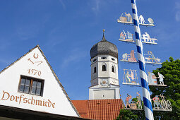 Maibaum und Kirchturm von Andechs, Landkreis Starnberg, Bayern, Deutschland