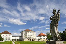 Skulptur auf der Parkseite des Schloß Nymphenburg, München, Bayern, Deutschland