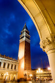 Campanile, Markusturm bei Nacht, Piazza San Marco, Markusplatz, Venedig, Venetien, Italien