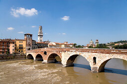 Ponte di Pietra über den Fluss Etsch, Verona, Venetien, Italien
