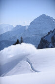 Spuren von einem Snowboard im Schnee, Reutte, Tirol, Österreich