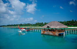 Wasserflugzeug vor Malediveninsel, Malediven, Indischer Ozean, Meemu Atoll