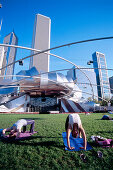 Gymnastik vor dem Jay Pritzker Pavillon von Frank Gehry im Millenium Park, Chicago, Illinois, USA