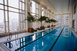 Pool- und Spa-Bereich im Hotel Peninsula, Chicago, Illinois, USA